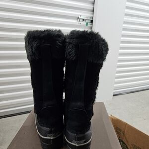 Black winter boots